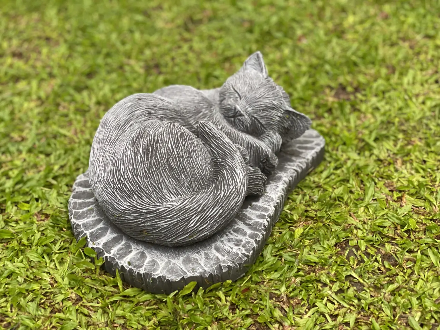  Product image 2 of the product “Lilith -Lying cat on a base, 33 cm L | cast stone ”